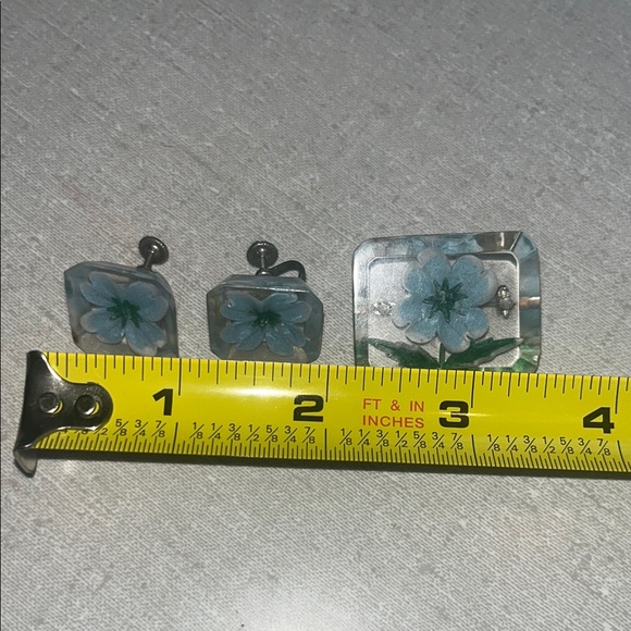 Vintage Blue Floral Lucite Screw Back Earrings and Brooch Set - Picture 4 of 5